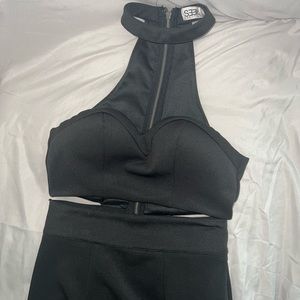Beautiful dress! Has a choker, top cropped and skirt, black for parties